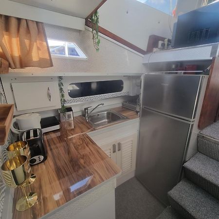 Отель Beautiful And Comfy Boat In Barcelona With Boat Tour Option Экстерьер фото