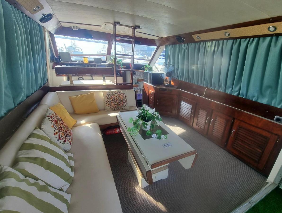 Отель Beautiful And Comfy Boat In Barcelona With Boat Tour Option Экстерьер фото