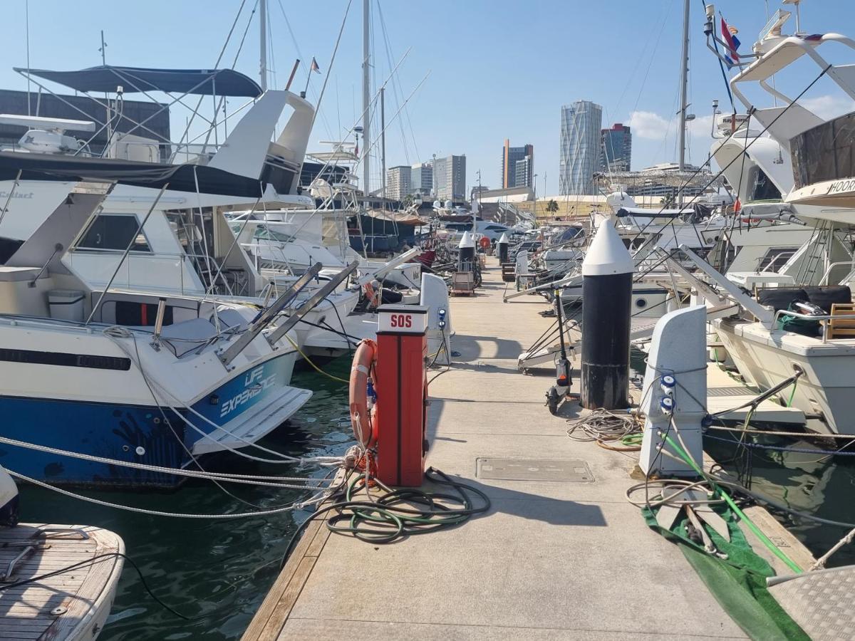 Отель Beautiful And Comfy Boat In Barcelona With Boat Tour Option Экстерьер фото