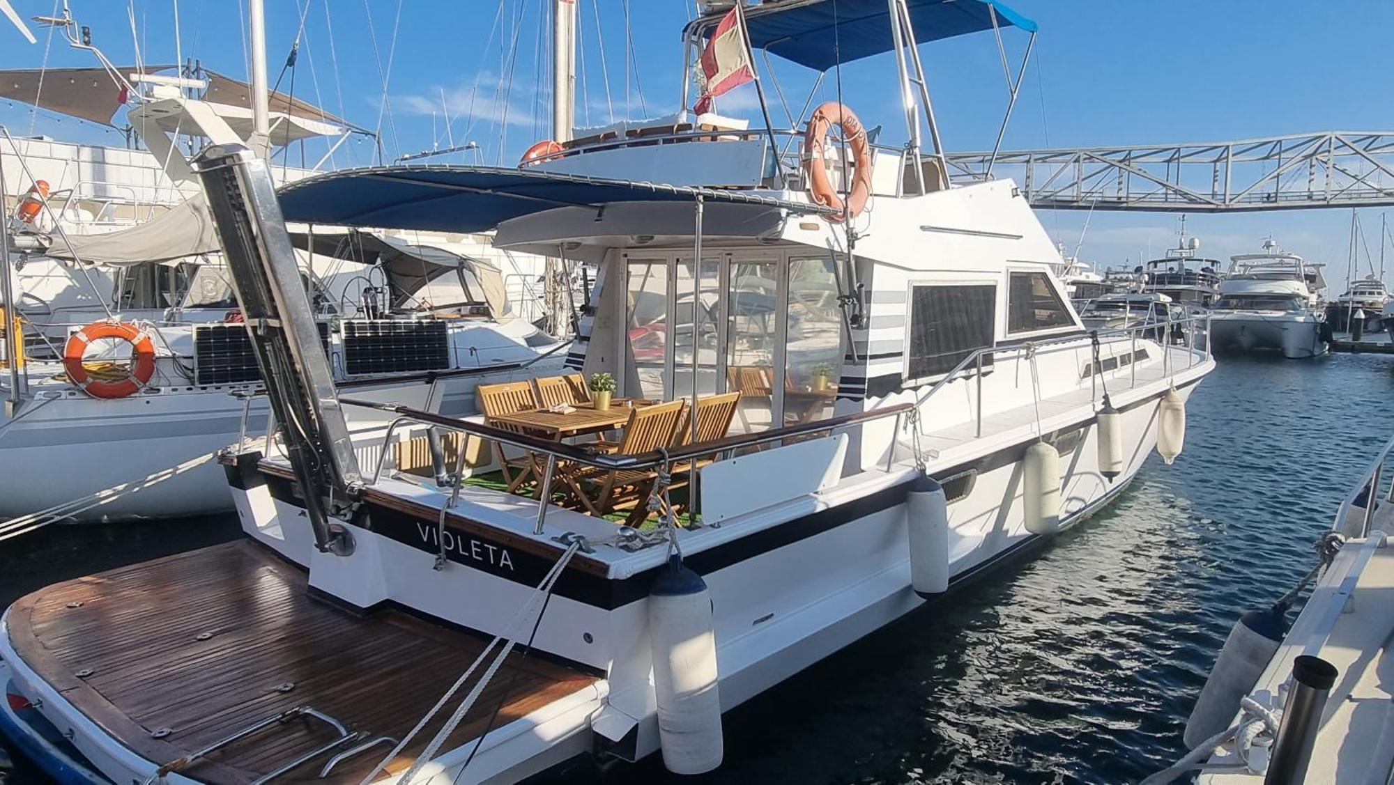 Отель Beautiful And Comfy Boat In Barcelona With Boat Tour Option Экстерьер фото