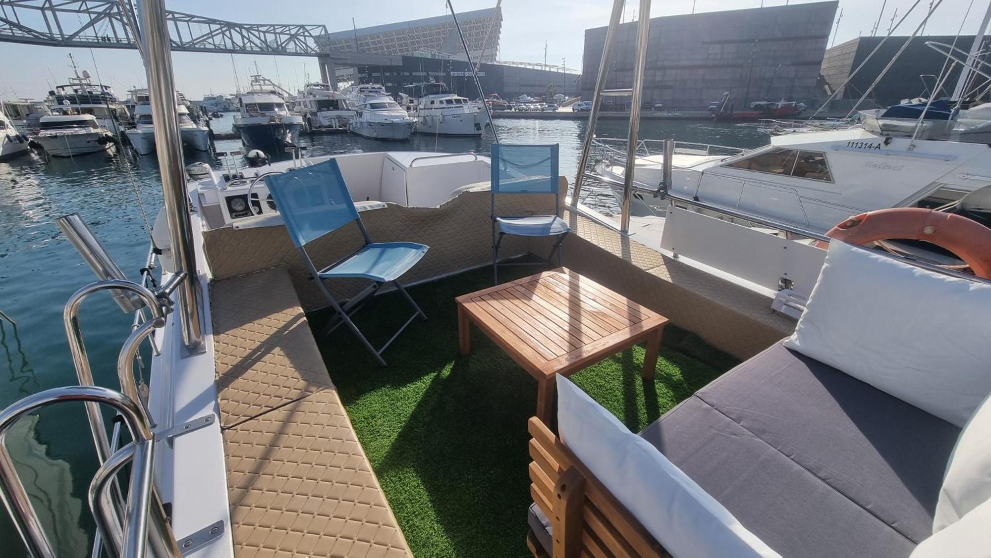 Отель Beautiful And Comfy Boat In Barcelona With Boat Tour Option Экстерьер фото