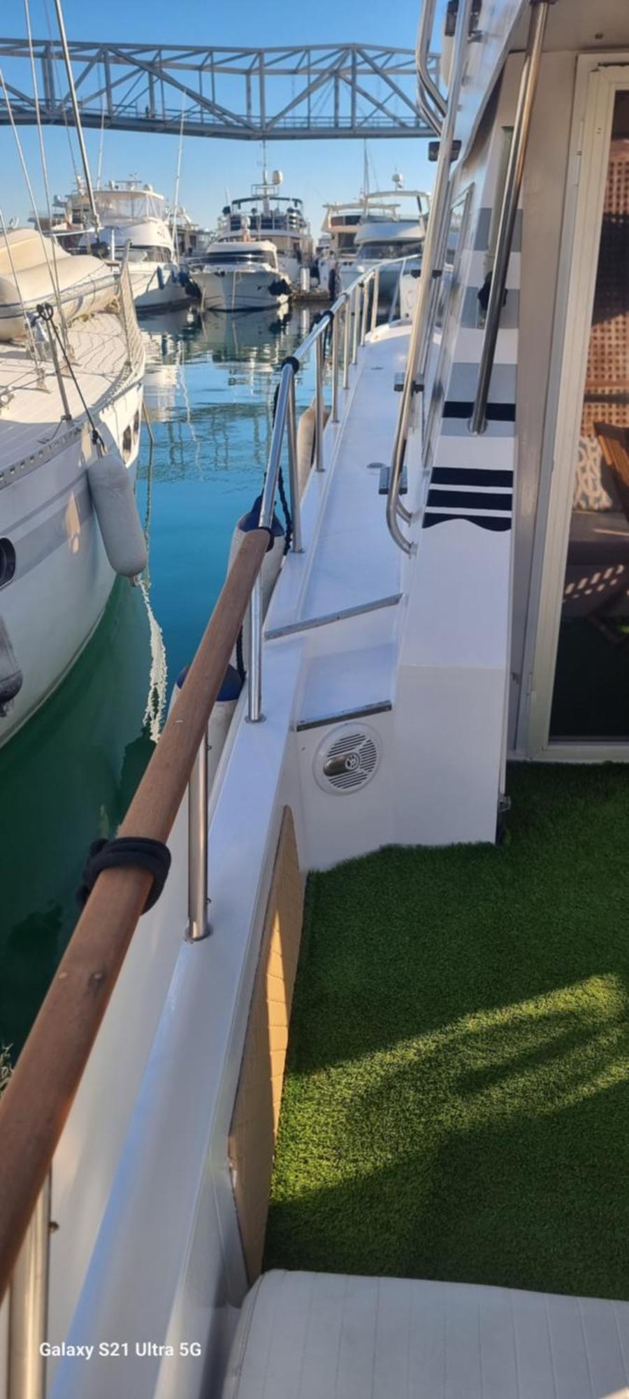 Отель Beautiful And Comfy Boat In Barcelona With Boat Tour Option Экстерьер фото