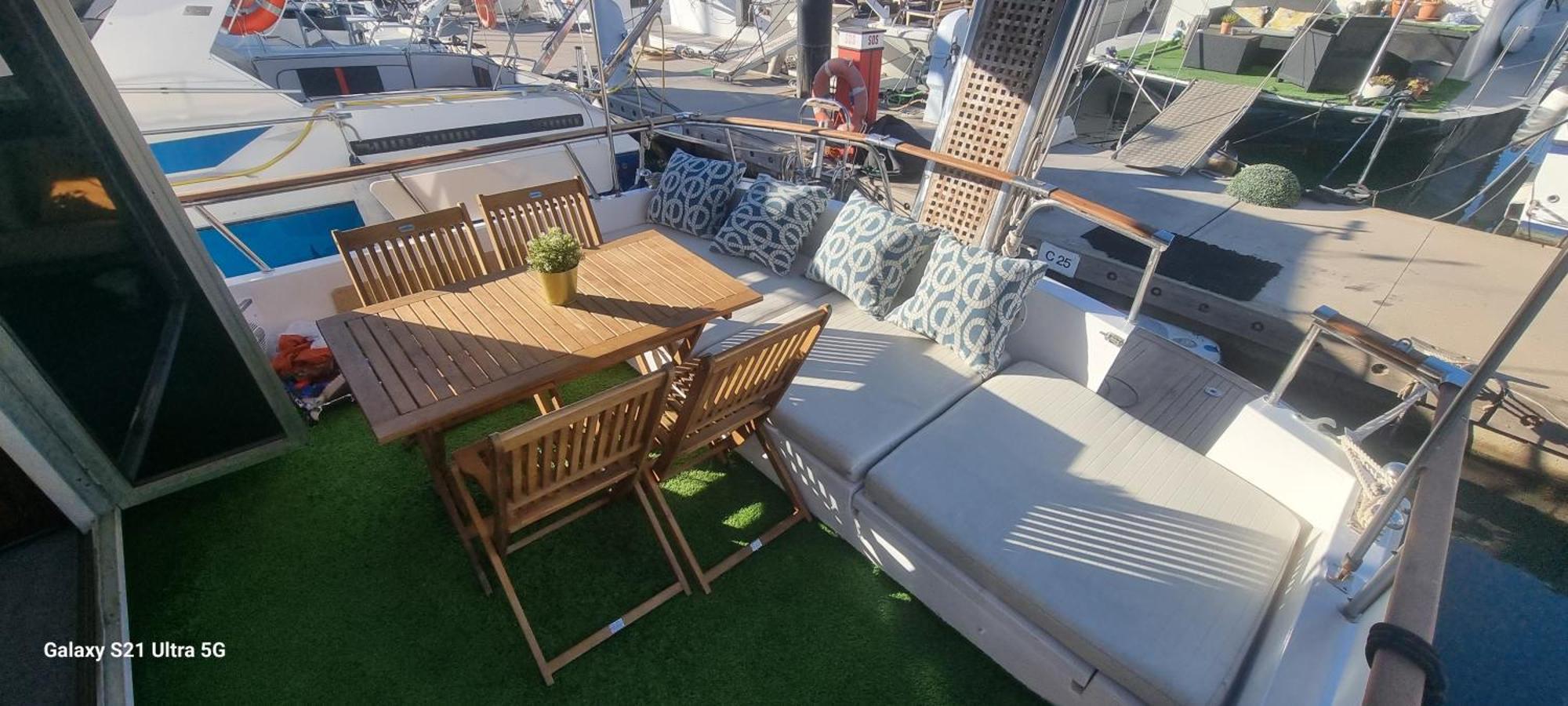 Отель Beautiful And Comfy Boat In Barcelona With Boat Tour Option Экстерьер фото
