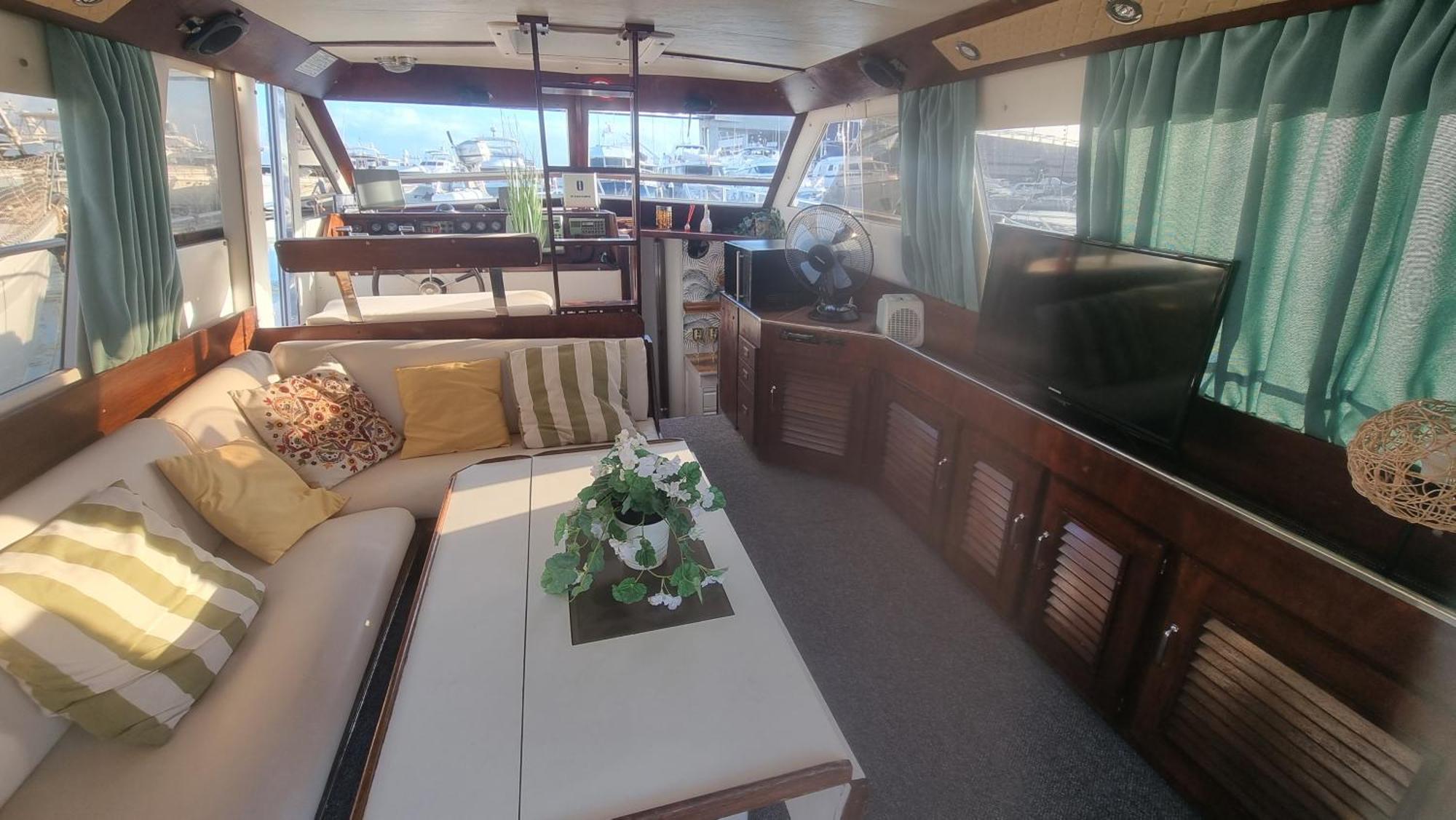 Отель Beautiful And Comfy Boat In Barcelona With Boat Tour Option Экстерьер фото